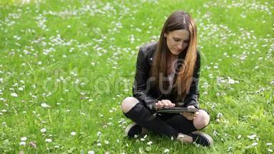 女人坐在草地上